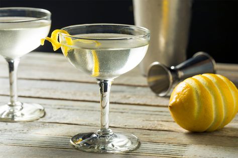 Vesper Martini Recipe, Elderflower Martini, Vesper Martini, Cocktail Gin, Gin Lemon, Vodka Brands, Classic Martini, Dry Martini, Craft Gin