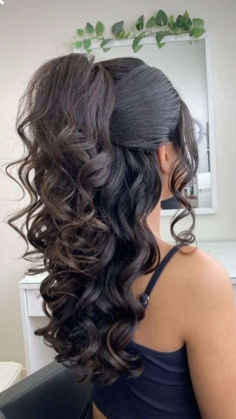 Prom Hair Up And Down, Xv Hairstyles Half Up Half Down, Hoco Hairstyles Long Hair Curly, High School Prom Hairstyles, Long Wavy Formal Hairstyles, Prom Hair Ideas Black Hair, Long Hair Curled Hairstyles Simple, Fall Hair For Curly Hair, Grad Hair Down