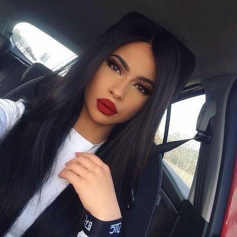 10 Ideas de maquillaje para chicas de cabello negro - Mujer de 10: Guía real para la mujer actual. Entérate ya. Ivana Santacruz, Party Make-up, Full Face Makeup, Long Black Hair, Red Lipstick, Flawless Makeup, Prom Makeup, Love Makeup, Pretty Makeup