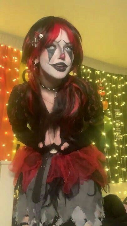 !!not mine!! Clown Costume Ideas For Women, Hot Clown, Cute Clown Costume, Clown Outfits, Scary Clown Halloween Costume, Goth Clown, Jester Halloween, Clown School, Scary Clown Costume