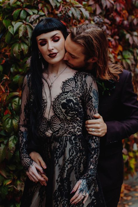 Unusual Aesthetic, Haunted Wedding, Smaller Wedding, Gothic Wedding Theme, Cream Tattoo, Bride Reception Dresses, Gothic Bride, Strange And Unusual, Brides With Tattoos