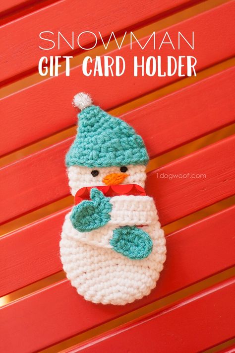 The gift that keeps on giving? Why not dress up a plain gift card this year with an adorable snowman gift card holder? Free pattern! | www.1dogwoof.com Crochet Christmas Gifts, Christmas Gift Card Holders, Crochet Snowman, Crochet Xmas, Crochet Christmas Decorations, Snowman Gifts, Easy Crochet Projects, Money Holder, Crochet Gift