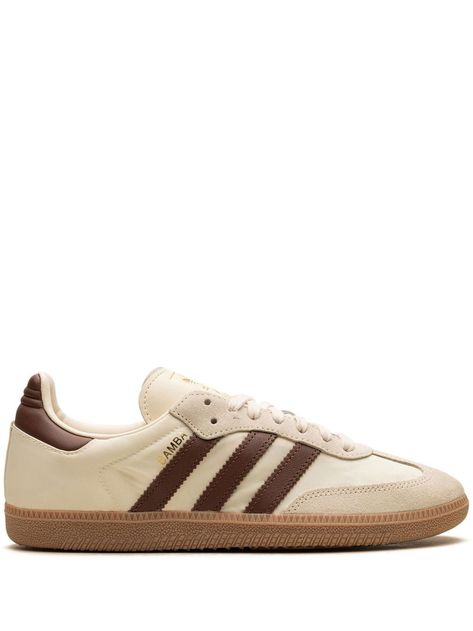 Popular Fall Shoes, Outfits With Brown Sneakers, Taupe Samba Outfit, Brown Sambas Outfits, Fall Sneakers Women, Sambas Colors, Brown Adidas Samba, Adidas Samba Brown, Beige Sambas