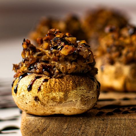 Stuffed Mushrooms Vegan, Garlic Hummus Recipe, Vegan Stuffed Mushrooms, Vegetarian Stuffed Peppers, Healthy Crackers, Vegan Holiday Recipes, Gluten Free Bread Crumbs, Vegan Holidays, Vegan Appetizers