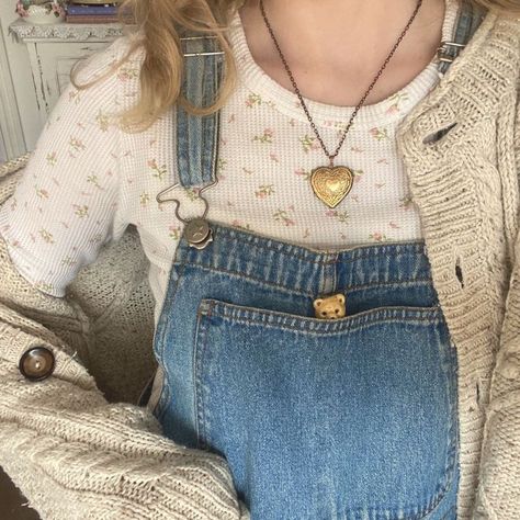 Overall Outfits for Fall or any season. Pretty Jewelry. Cardigan Oufits. Coquette Girl Aesthetic Amy March, Rory Gilmore, Mode Inspo, Downtown Girl, Dream Style, Mode Vintage, Narnia, Looks Vintage, Soft Girl