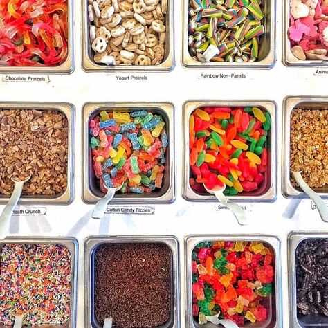 Gummies always hold a place in the toppings bar! Froyo Bar, Froyo Toppings, Candy Aisle, Yogurt Pretzels, Toppings Bar, Ideas Decoracion, Aspen Leaf, Chocolate Pretzels, Ice Cream Truck