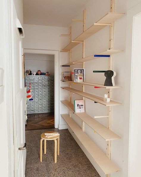 Playroom Storage Shelves, Diy Open Bookshelf, Dowel Bookshelf, Long Shelves On Wall, Open Shelving Living Room, 90s Apartment, Hallway Shelves, Diy Bookshelf Wall, Diy Floating Shelf