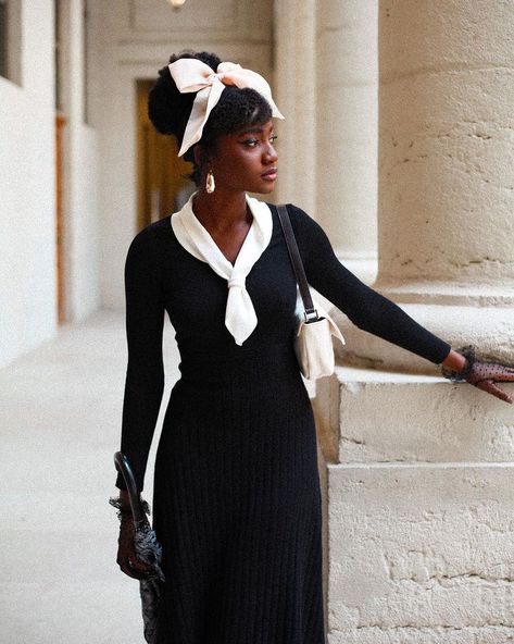 Gorgeous black woman wearing a classy skirt co ord and a organza bow in her hair. Old Money Girl, Hair Accessories Pink, Royal Background, Organza Bow, Money Girl, Ivy Style, Black Femininity, Preppy Girl, Bow Clip