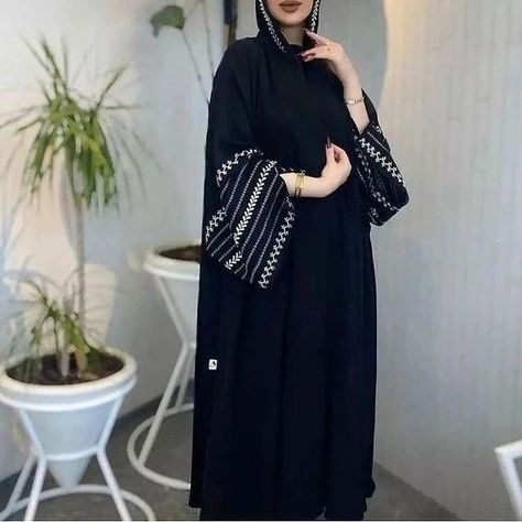 Simple Abaya Designs Casual, Burkha Designs Black Dubai, Kaftan Abaya Designs, Abaya Designs Latest Simple, Black Burqa, Black Abaya Designs Simple, Abaya Designs Latest Black, Abaya Fashion Black, Burkha Designs Black