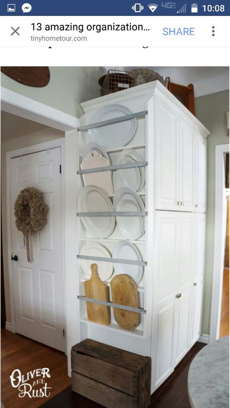 Diy Plate Rack, Elegant Kitchen Design, Small Kitchen Storage, Kitchen Storage Solutions, Plate Racks, Elegant Kitchens, Interior Modern, Storage Hacks, Tiny Kitchen