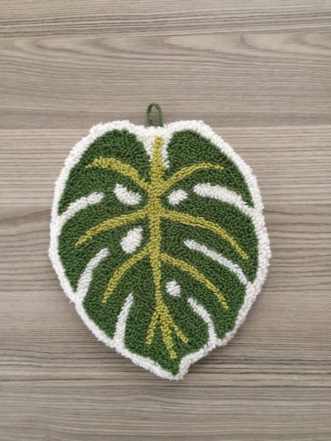 Tiny Rug, Tufting Patterns, Punchneedle Rug, Leaf Punch Needle, Tufting Ideas Beginner, Punch Needle Wall Art, Plant Rug Tufting, Moss Punch Needle, Monstera Punch Needle