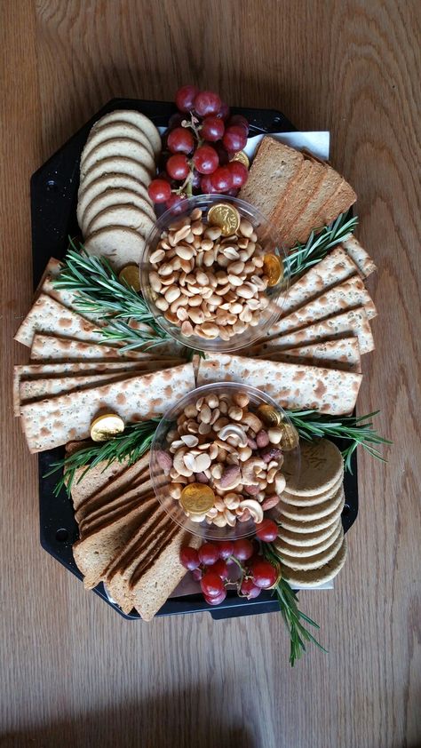 Christmas cracker cheese biscuit platter Cracker Platter Ideas, Cracker And Cheese Platter Ideas, Biscuit Platter, Christmas Platters, Cracker Tray, Cheese Biscuit, Christmas Platter, Christmas Cracker, Grazing Table