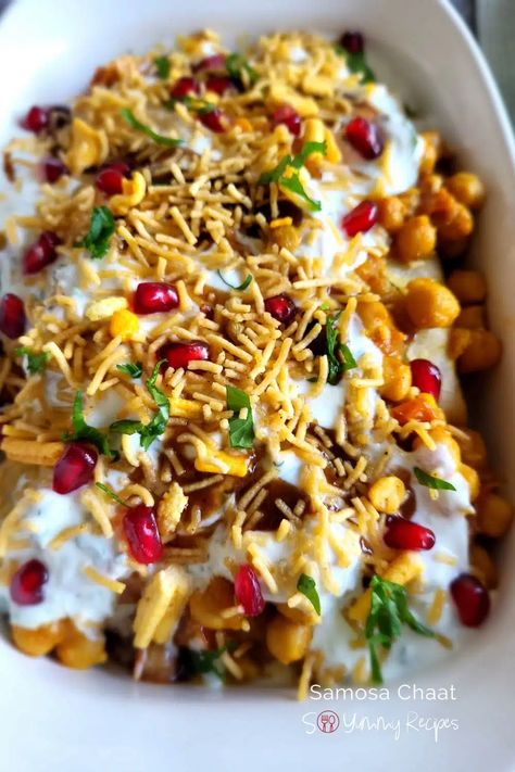 Samosa chaat. Samosa Chaat Recipe, Samosa Chat, Chat Recipes, Indian Sides, Chats Recipe, Samosa Chaat, Samosa Recipe, Beans Curry, 100 Calorie Snacks