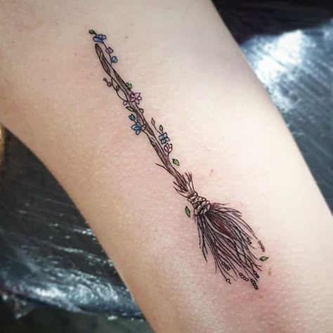 Broom Finger Tattoo, Elphaba Broom Tattoo, Small Broomstick Tattoo, Witch’s Broom Tattoo, Spooky Vine Tattoo, Witch Broomstick Tattoo, Witchy Small Tattoos, Apothecary Tattoo Ideas, Matching Witchy Tattoos For Best Friends