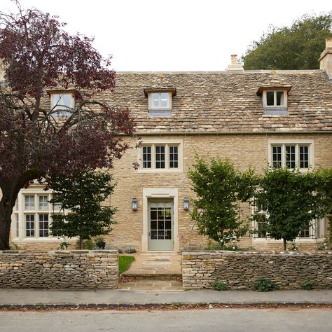 Cotswold Interior Design, Front Door Ideas Exterior, Cotswolds Farmhouse, Cotswold Cottage Interior, British Country House, Cotswolds House, Country House Garden, Chelsea Townhouse, Exterior House Colours