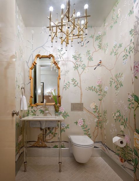 Powder room with a floral wallpaper Chinoiserie Bathroom, Gracie Wallpaper, Bathroom Chandelier, Chinoiserie Wall, Chinoiserie Wallpaper, Deco Retro, Chinoiserie Chic, Powder Bath, Beautiful Bathrooms