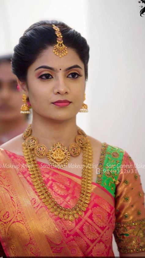 Muhurtham Hairstyle, Bridal Hairstyles Indian, South Indian Wedding Hairstyles, Bridal Hair Decorations, Hairstyle Indian Wedding, Bridal Hairstyle Indian Wedding, Hair Style On Saree, Saree Hairstyles, Indian Bride Makeup