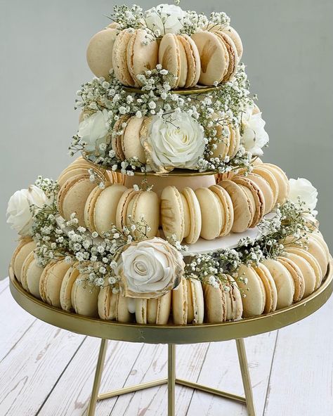 Wedding Macarons Display, Wedding Food Table Ideas, Table Dessert Ideas, Macaroons Tower, Macaroons Wedding, Boho Cookies, Macaroon Tower, Comunion Cake, Macaroon Cake