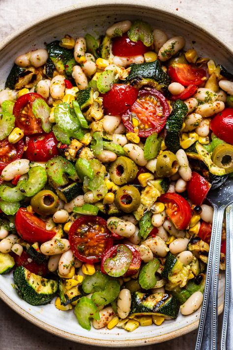 white bean salad summer vegetables Pizza Bean Salad, Veggie Summer Recipes, Summer Bean Soup, Summer Lunch Ideas Vegetarian, Summer Salad Vegan, Long Lasting Salads, White Beans Salad, White Bean Salad Recipes Healthy, Italian Bean Salad