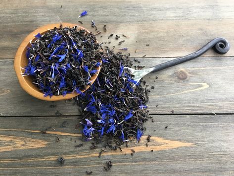 Learn how to make your own Earl Grey tea with only 3 ingredients. Cater it to the strength you prefer. #earlgreytea #diytea Herbal Tea Garden, Herbal Teas Recipes, Bulk Herbs, Tea Diy, Herbal Apothecary, Herbal Tea Blends, Bergamot Essential Oil, Grey Tea, Earl Grey Tea