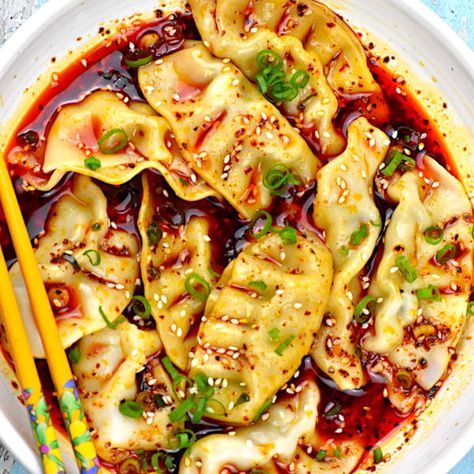 Looking for a deliciously spicy twist on frozen dumplings? Try these Spicy Dumplings with homemade chili oil for a fiery kick of flavor! Chili Dumplings, Ground Beef Dumplings, Dumplings Chinese, Vietnamese Dumplings, Chinese New Year Drinks, Spicy Dumpling Soup, Dumpling Salad, Easy Chili Oil Dumplings, Wonton Soup Recipe With Frozen Wontons