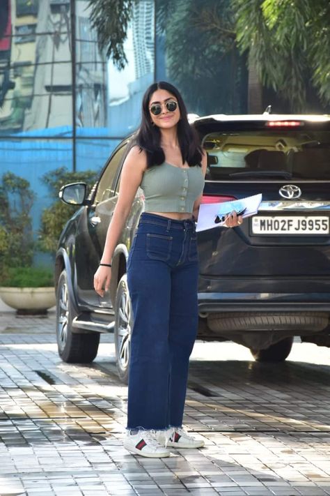 Jeans Tops Indian Style For Women, Casual College Outfits Summer, Mrunal Thakur, Celebrity Casual Outfits, Casual Indian Fashion, Desi Fashion Casual, Stylish Fall Outfits, Casual College Outfits, Trendy Dress Outfits