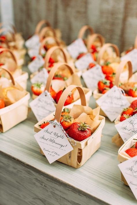 15 Graduation Party Backyard Ideas For a Chill Celebration Outside - Its Claudia G Picnic Catering Ideas, Charcuterie Boxes Wedding, Party Backyard Ideas, Graduation Party Backyard, Farmers Market Party, Party Backyard, Party Food Buffet, Charcuterie Inspiration, Strawberry Party