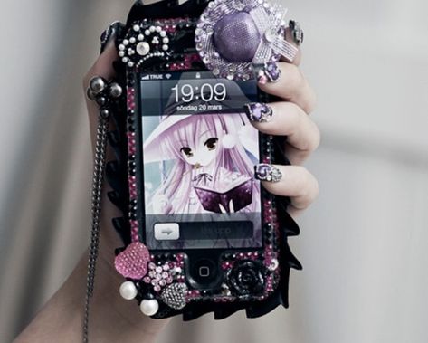 Flip Phone Aesthetic, Retro Gadgets, 2000s Aesthetic, Flip Phones, Cute Phone Cases, Girly Things, Aesthetic Pictures, Cell Phone, Hello Kitty