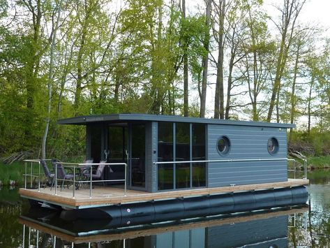 La Mare Houseboats Apartboat L - picture 2 Tiny Houseboat, Houseboat Design, Houseboat Remodel, Small Houseboats, Ice Hut, Boathouse Design, Pontoon Houseboat, Houseboat Ideas, River Village