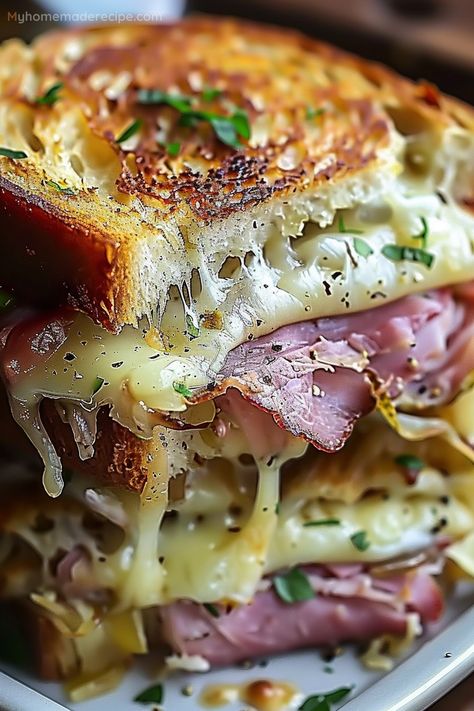 Delicious Reuben Bake Recipe - A Taste Of Comfort - My Home Made Recipe Rueben Bake, Reuben Bake Recipe, Reuben Bake, Corned Beef Reuben, Reuben Recipe, Reuben Casserole, Bread Toppings, Homemade Sandwich, Classic Sandwich