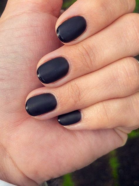 Round Nail Ideas, Black Nails Short, Matte Gel Nails, Types Of Nails Shapes, Round Nail Designs, Nail Shapes Squoval, Rounded Acrylic Nails, Short Round Nails, Short Oval Nails