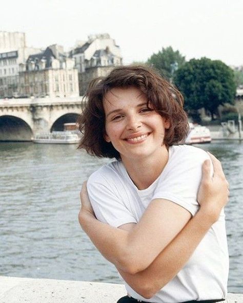 Juliette Binoche Style, Juliette Binoche, Robert Doisneau, French Cinema, Hair Inspiration Short, Cold Outfits, 2024 Style, French Actress, Famous Girls