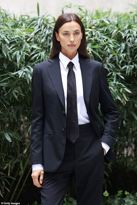 Women Suit And Tie, Suit Dress Women, Aesthetic Office, Office Attire Women, Women In Tie, Tie Outfit, Armani Fashion, Women Wearing Ties