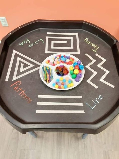 Tuff Tray Ideas Toddlers, Funky Fingers, Tuff Spot, Fine Motor Activities For Kids, Eyfs Activities, Nursery Activities, Black Tray, Tuff Tray, Tray Ideas