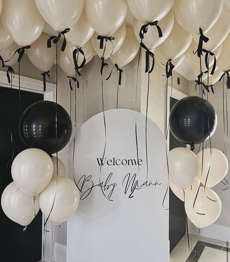 Minimalist Birthday Decor, Black And White Coquette, Balloon Training, 17. Geburtstag, Coquette Party, White Coquette, Minimalist Birthday, Bringing Baby Home, White Bridal Shower