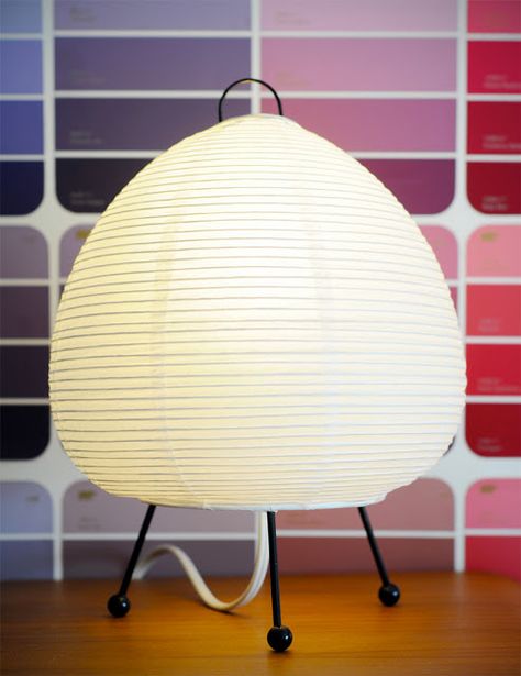 How to Make a Noguchi-Inspired Mid-Century Modern Lamp - IKEA Hackers Noguchi Lamp, Diy Table Lamp, Japanese Paper Lanterns, Mid Century Modern Lamp, Ikea Lamp, Palm Springs Style, Ikea Hackers, Light Sculpture, Modern Desk