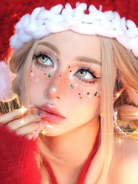 Korean Christmas makeup look: christmas freckles Christmas Makeup Art, Christmas Makeup Looks Simple, Christmas Eyeliner, Creative Christmas Makeup, Simple Christmas Makeup, Eyeliner Creative, Christmas Elf Makeup, Grinch Makeup, Reindeer Makeup