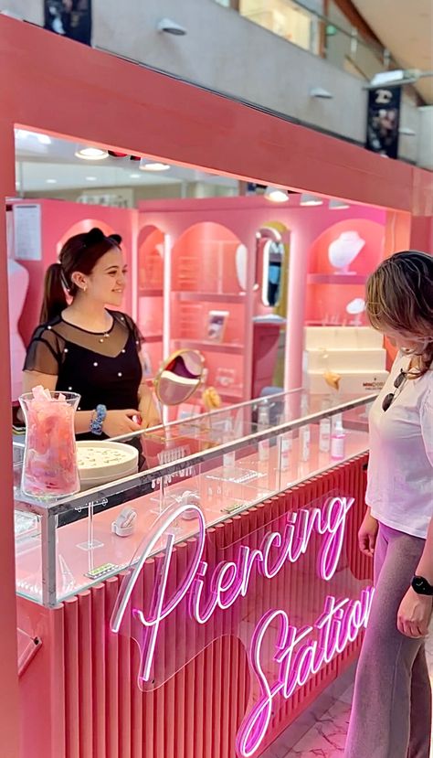 Piercing Salon Design, Piercing Booth Ideas, Jewellery Booth Design, Piercing Studio Decor, Pop Display Design, Piercing Studio Ideas, Piercing Studio Interior, Piercing Display, Pink Store