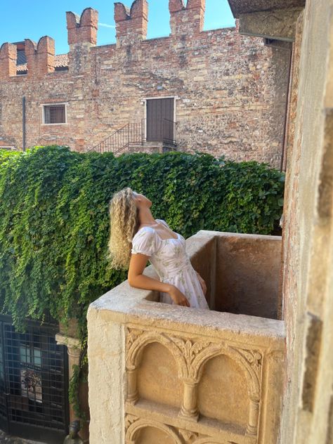 Verona Picture Ideas, Italy Balcony, Verona Photo Ideas, Positano Italy Picture Ideas, Verona Italy Aesthetic, Balcony Juliet, Juliet Balcony Verona, Verona Italy Photo Ideas, Photo Ideas In Florence