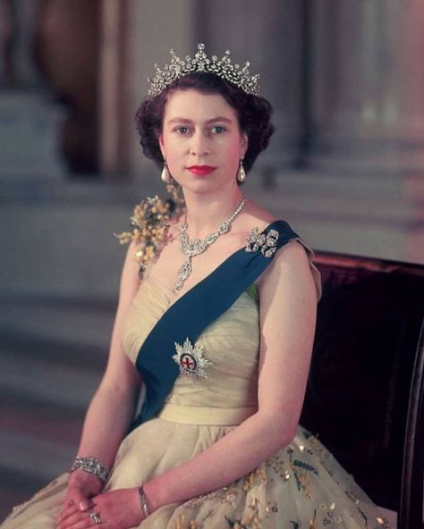 Elizabeth Ii Young, Queen Elizabeth Portrait, Elizabeth Queen Of England, Queen Elizabeth Photos, Young Queen Elizabeth, Rainha Elizabeth Ii, Reine Elizabeth, Elisabeth Ii, British Royal Families