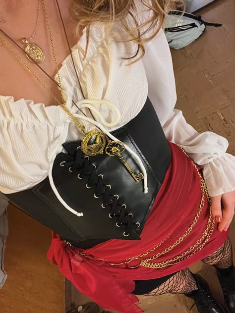 girls pirate costume for halloween Pirate Outfit Diy, Diy Pirate Costume For Women, Diy Pirate Costume, Pirate Girl Costume, Diy Pirate, Pirate Costume Diy, Girl Pirates, Female Pirate Costume, Halloween Costume Suit