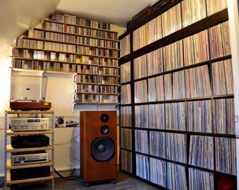 Cool music room! Record Collection Storage, Vinyl Library, Vinyl Record Room, Record Album Storage, Hifi Room, Dj Room, Home Music Rooms, Vinyl Room, Record Room