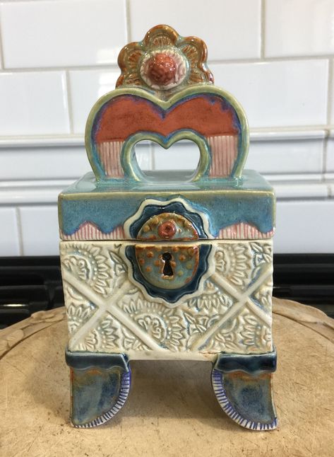 Trinket Box Ceramic, Ceramic Art Box, Slab Container, Slap Box Ceramics, Pandora Box Ceramics, Box Ceramics, Box Ceramics Ideas, Ceramics Box Ideas, Slab Box Ideas