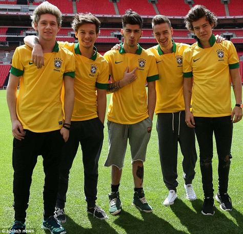 Brazil: Harry chose his favourite ripped jeans for the kick about Wallpaper One Direction, One Direction 2014, One Direction Fotos, One Direction Lockscreen, Where We Are Tour, Gambar One Direction, One Direction Wallpaper, Eleanor Calder, One Direction Imagines