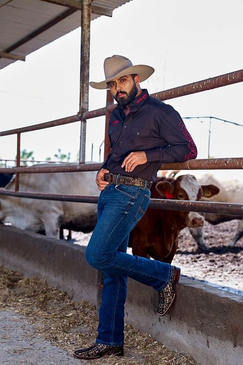 Mens Clothing Styles Over 40, Vaquero Outfit Mexican Men, Hot Cowboy, Latino Men, Bota Country, Mexican Men, Estilo Country, Cowboy Outfits, Country Men