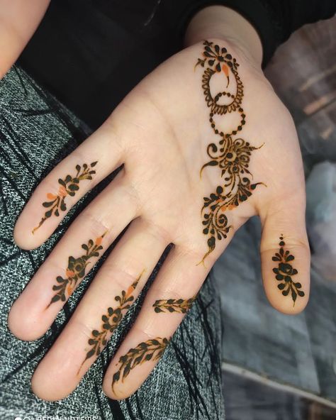 Latest Simple Mehndi Designs, New Mehndi Designs, Simple Mehndi, Mehndi Art, Simple Mehndi Designs, Hand Henna, Mehndi Designs, Hand Tattoos, Henna