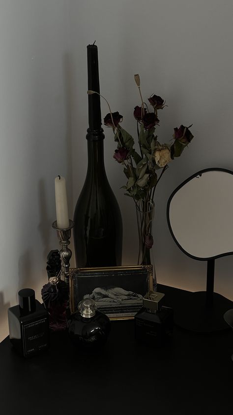 Dark Feminine Aesthetic Apartment, Dark Feminine Kitchen, Dark Vanity Aesthetic, Dark Earthy Room Aesthetic, Dark Feminine Home Decor, Magazine Decor Ideas, Black And White Home Aesthetic, Dark Apartment Decor, Dark Girly Aesthetic