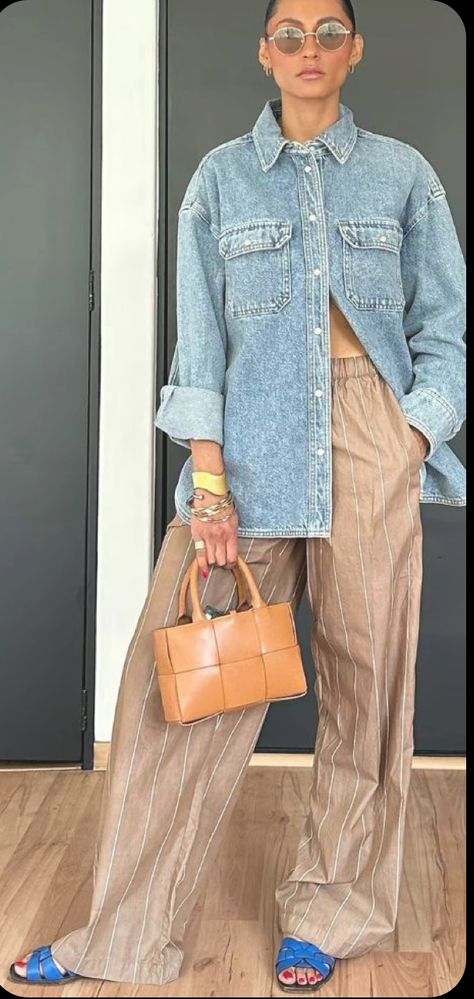 Short Dress And Cardigan Outfit, Street Style 2024 Summer Trends, Summer Date Night Outfit Dressy, Look Casual Primavera, Sporty Work Outfits For Women, Chic Fall Style, Casual Chic Fashion, Best Fall Outfits, Dress Code Casual