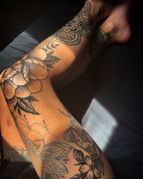 Tattoo Bein Frau, Women's Tattoos, Tattoo Coloring Book, Full Leg Tattoos, Leg Tattoos Women, Leg Sleeve Tattoo, Dope Tattoos For Women, Stylist Tattoos, Knee Tattoo