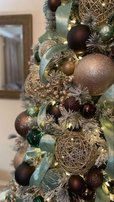 Grey Ornaments Christmas Trees, Green Christmas Trees Decorated, French Farmhouse Christmas Tree, Christmas Tree Colors 2023, Brown Green Christmas Tree, Christmas Tree With Big Ornaments, Modern Flocked Christmas Trees Decorated, Modern Christmas Tree Ideas 2023, Christmas Tree Big Ornaments